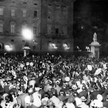 Crowd outside Buckingham Palace on the night of August 4, 1914
