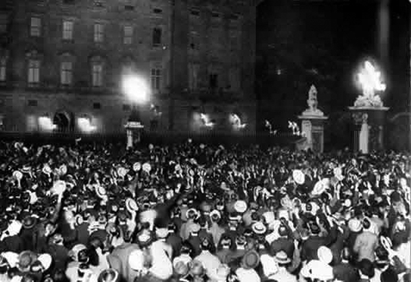 Crowd outside Buckingham Palace on the night of August 4, 1914