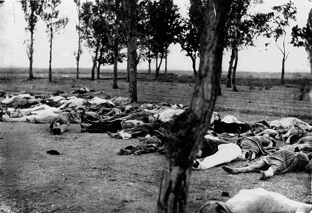 1915 American photo of victims of the Armenian genocide